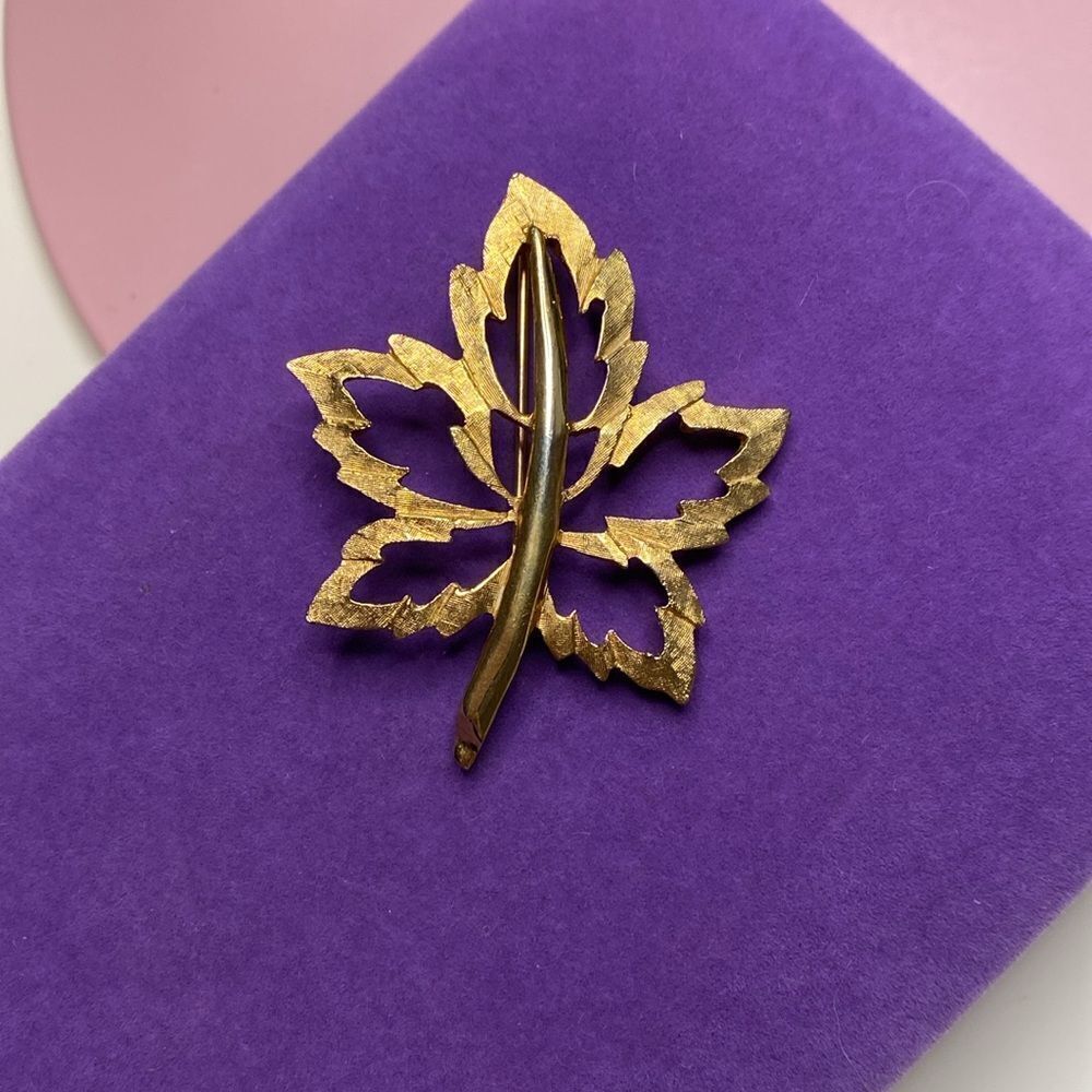 💛 Vintage Boucher Gold Plated Maple Leaf Brooch